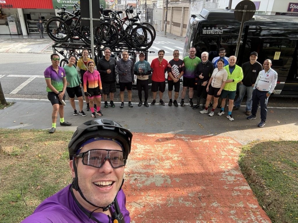 Grupo reunido ao lado da van com bicicletas no suporte